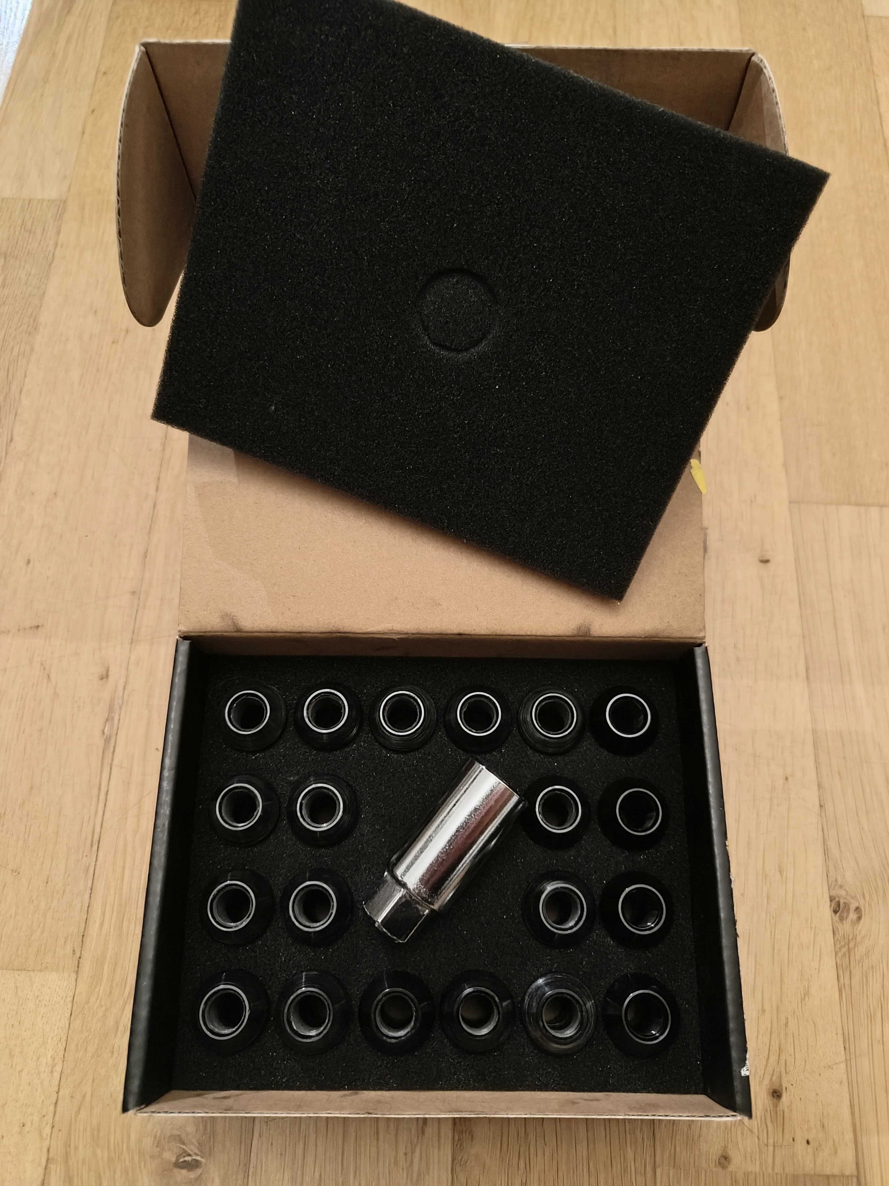 Piulite Aluminiu Negre M12x1.5 cu Antifurt, Mishimoto Lugnuts