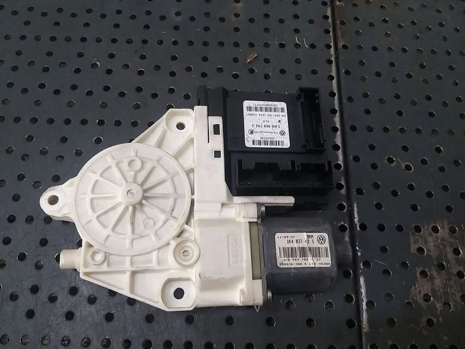 Motoras macara dreapta fata vw golf 5 1k 1k0959792j 1k4837402s 1k0959702m 0130822229