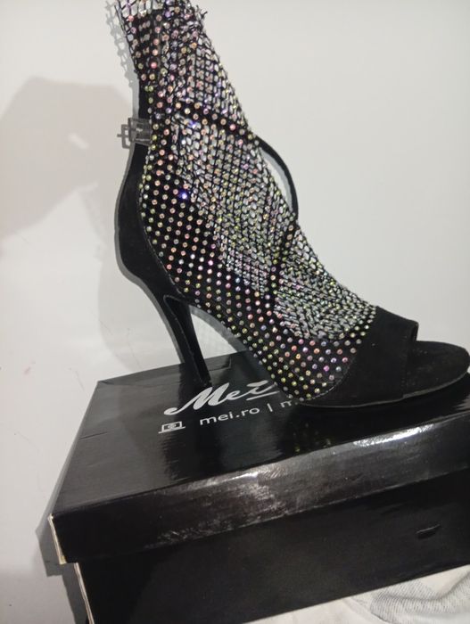 Sandale din plasa și pietricele