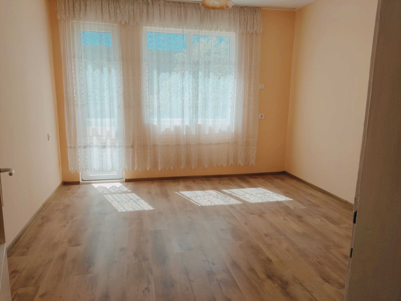 Продава се Тристаен апартамент в Силистра, Център - 108 кв.м за 639 €/кв.м - Снимка #4