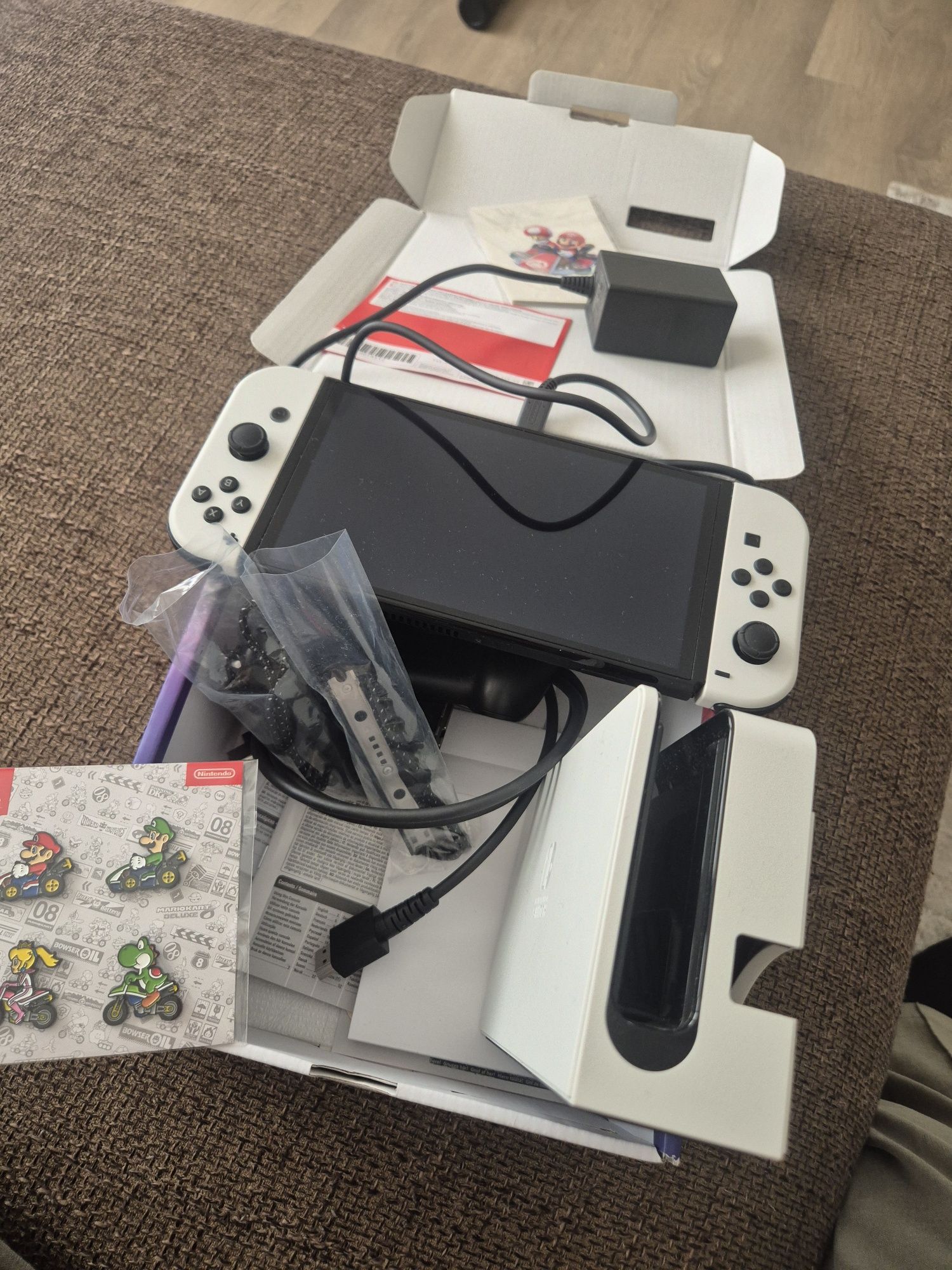Nintendo Switch бял