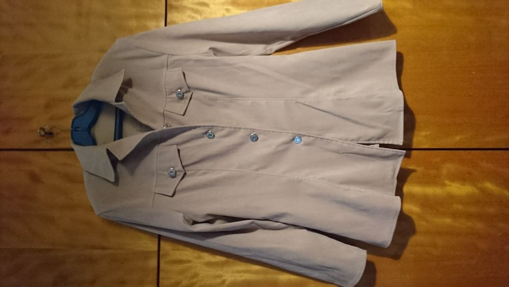 Продавам дамски костюм