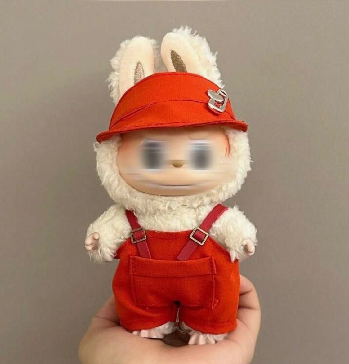 Costumații Labubu