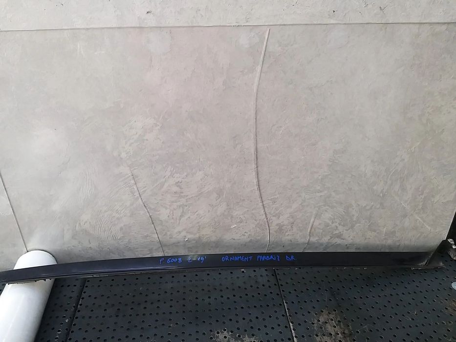 Ornament parbriz dreapta peugeot 5008 2 9810111980