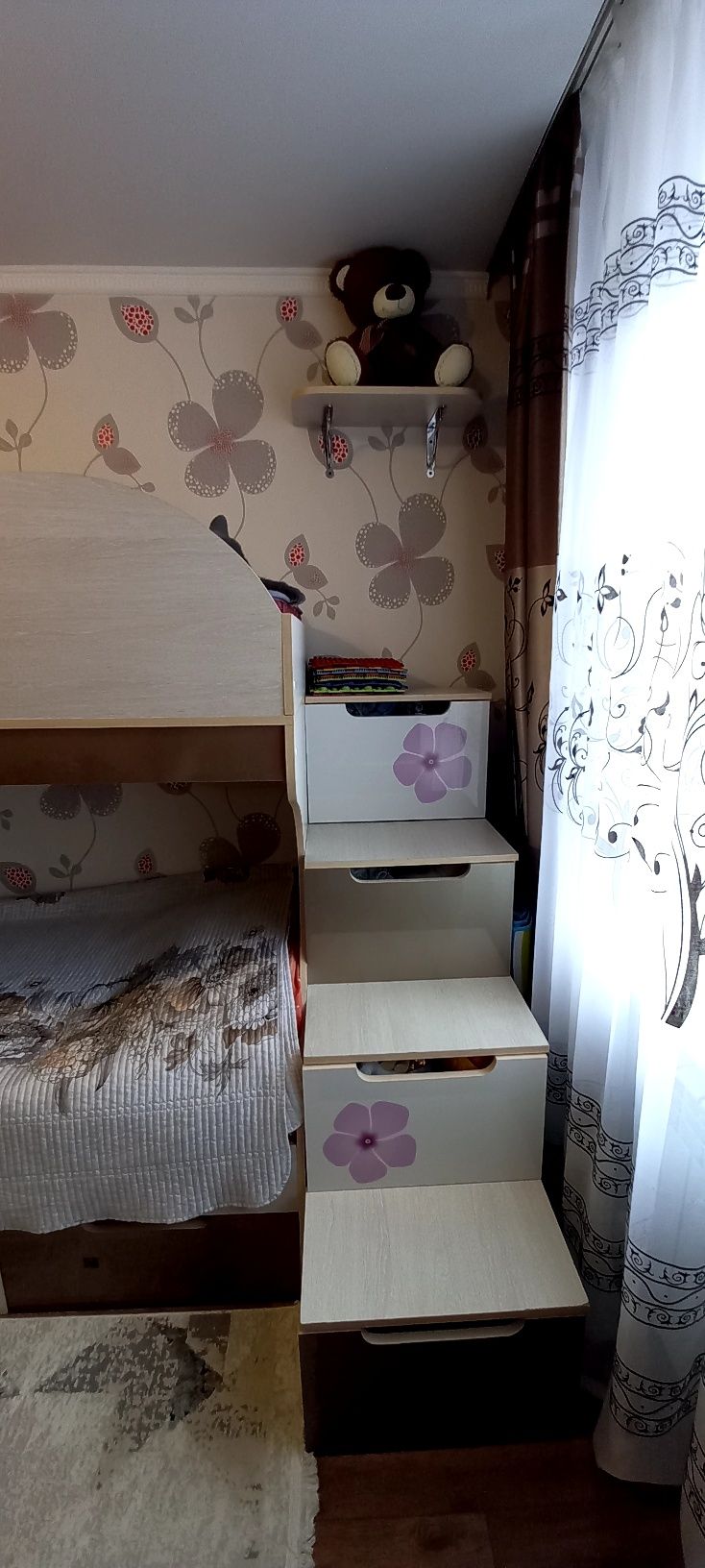 Детский  шкаф ,стол,с 2х ярусной кроватью и полками,в идеальном состоя