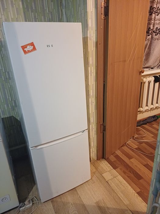 Продам  Холодильник Естель