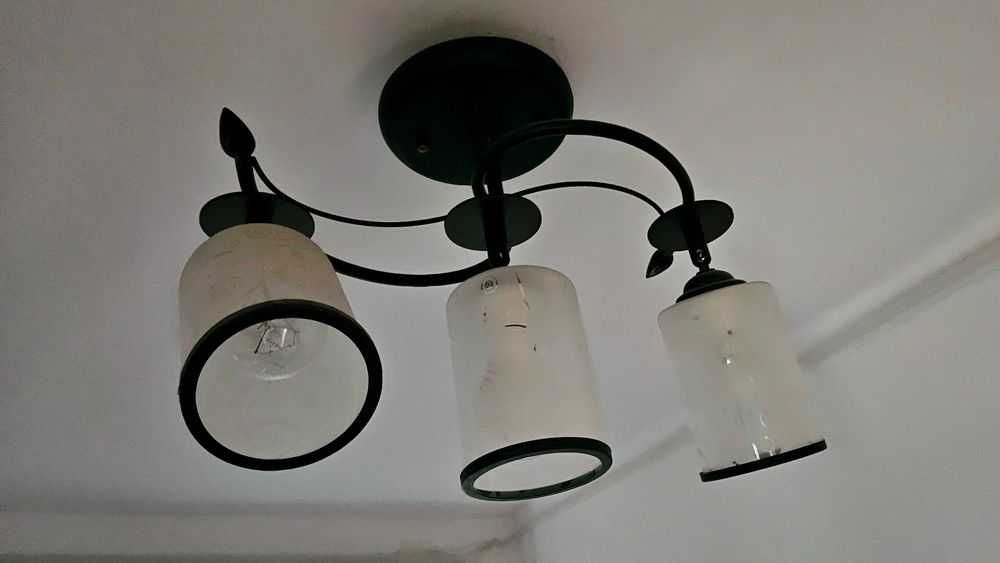 Plafonieră 3 spoturi, sticlă mată, cadru metalic negru, usor de montat