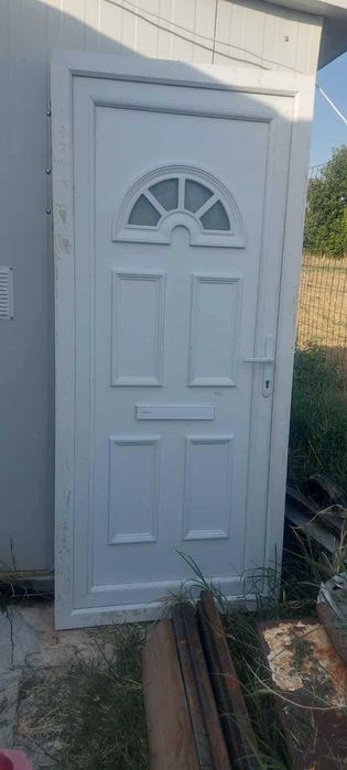 Входна бяла пвц врата