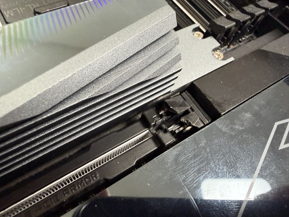 Vand placa de baza z890 Aorus Master in garantie pana in 2027