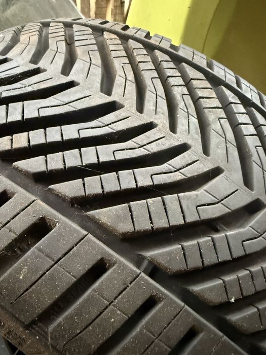 Vând două cauciucuri all season 225/40 r18 92y