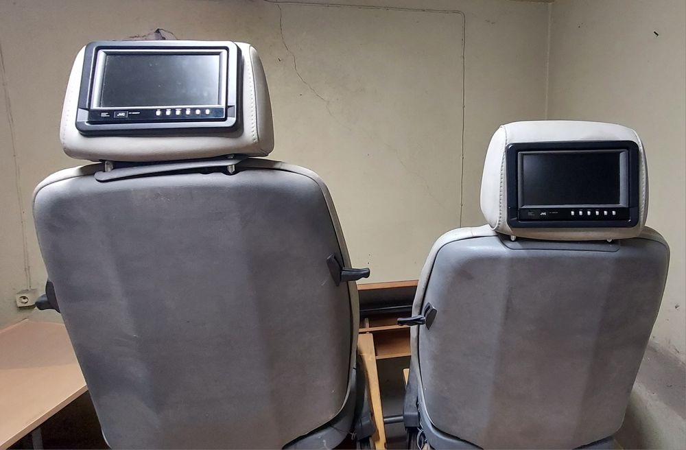 Автомобилни седалки с монитори. Кожени