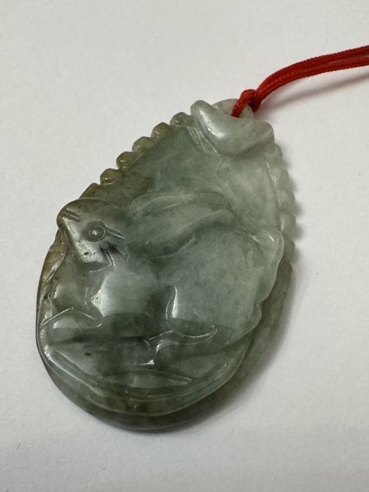 Pandantiv din Jad, sculptat.