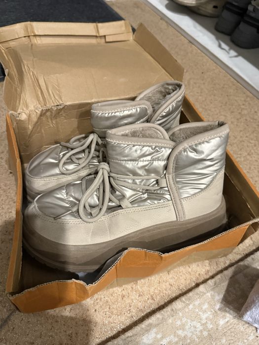 Сапоги и кроссовки даром