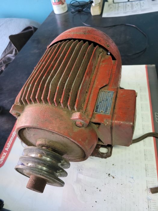 Vând  2 motoare electrice