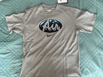 Тенискa:The Nike Tee