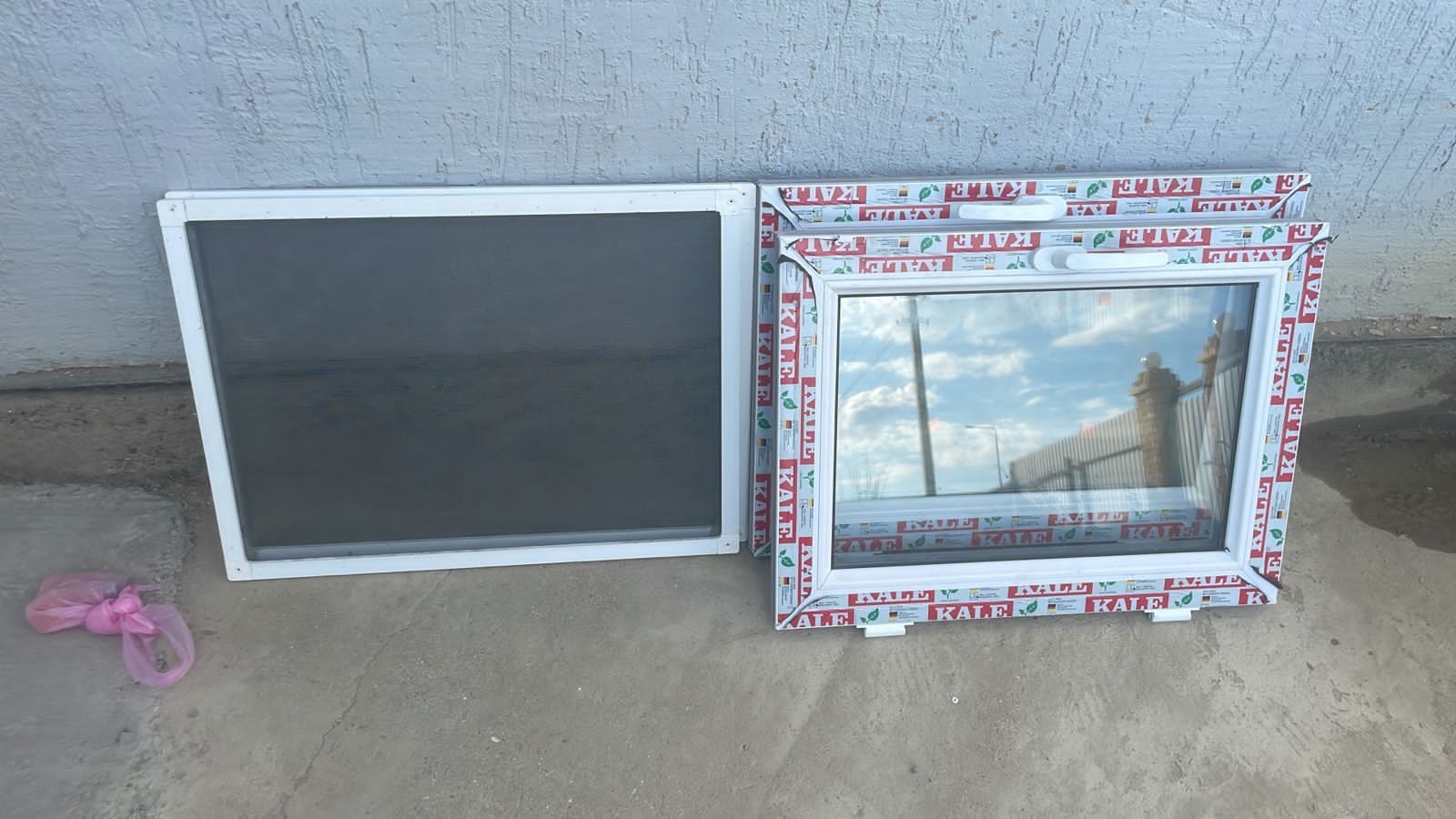 Продам пластиковый окна с сетки размер 70х50см без каркаса цена каждый