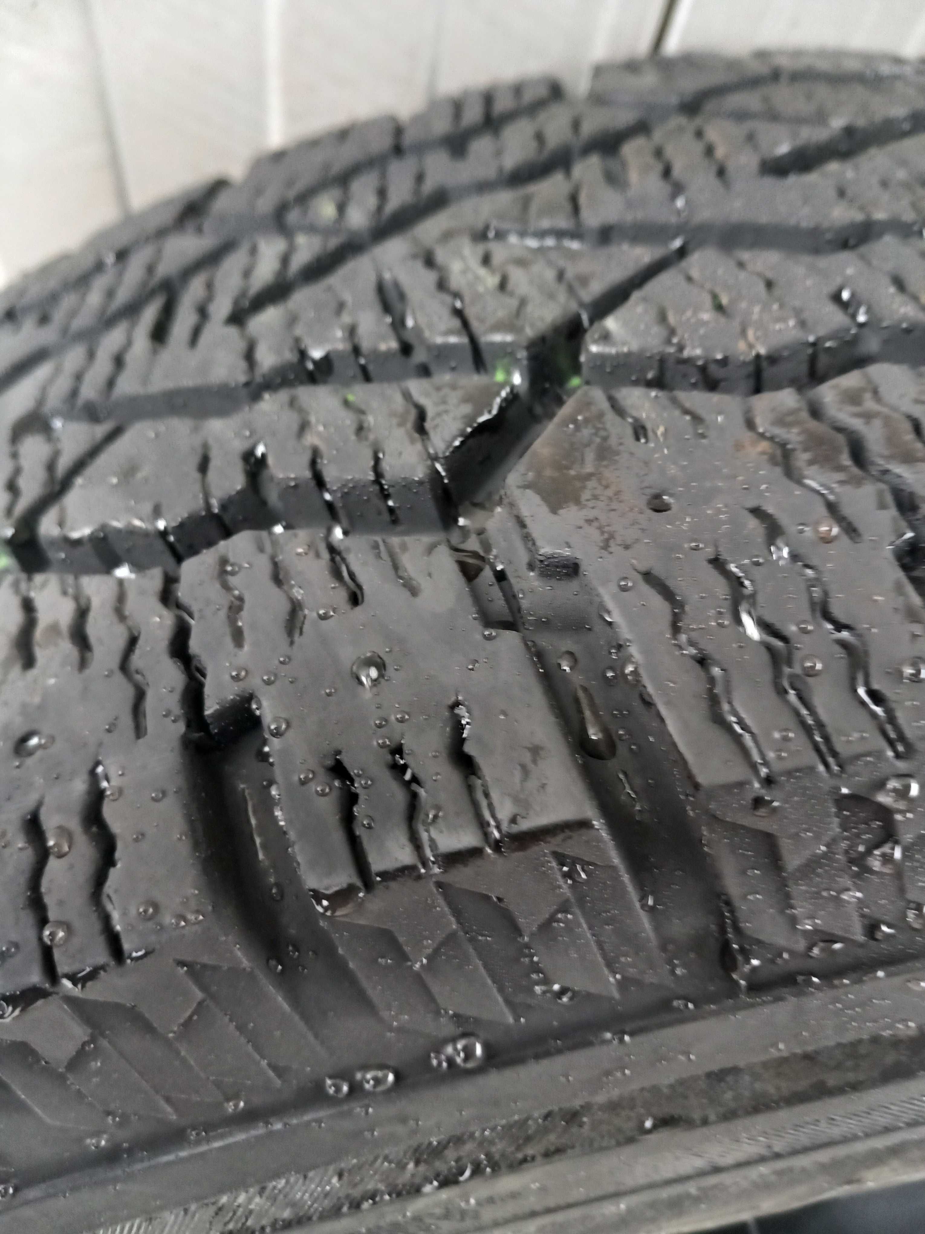215/70 R15 C Kumho