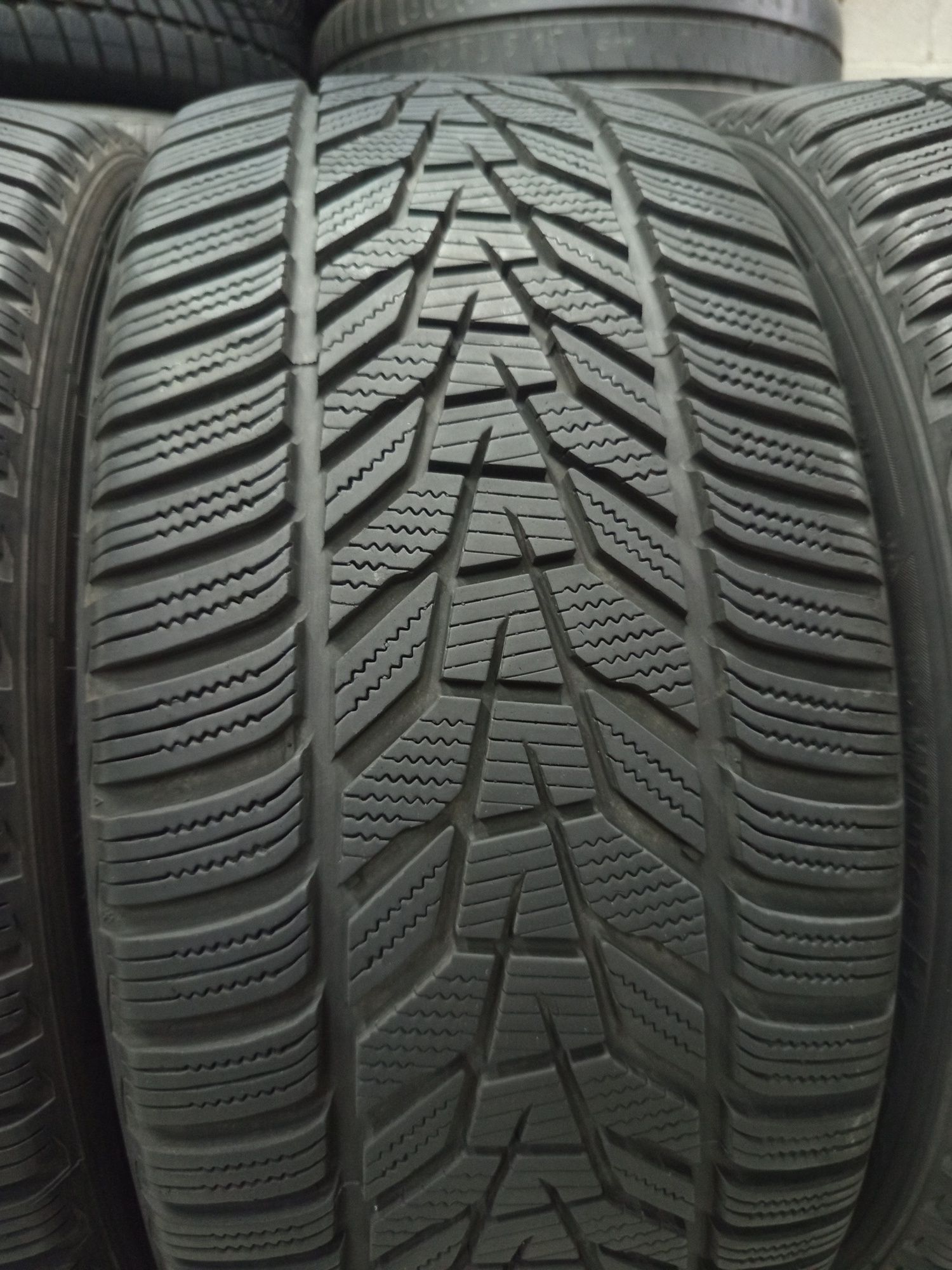 Hankook 245/45/18-4бр 8.0мм дот 2623