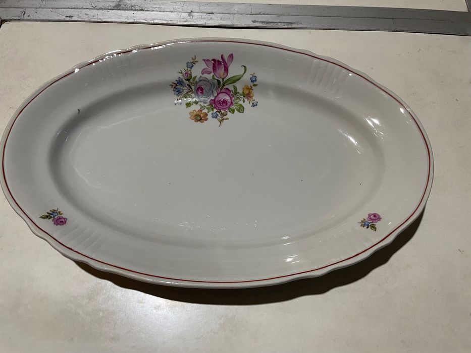 Голямо елипсовидно, порцеланово плато с маркировка.