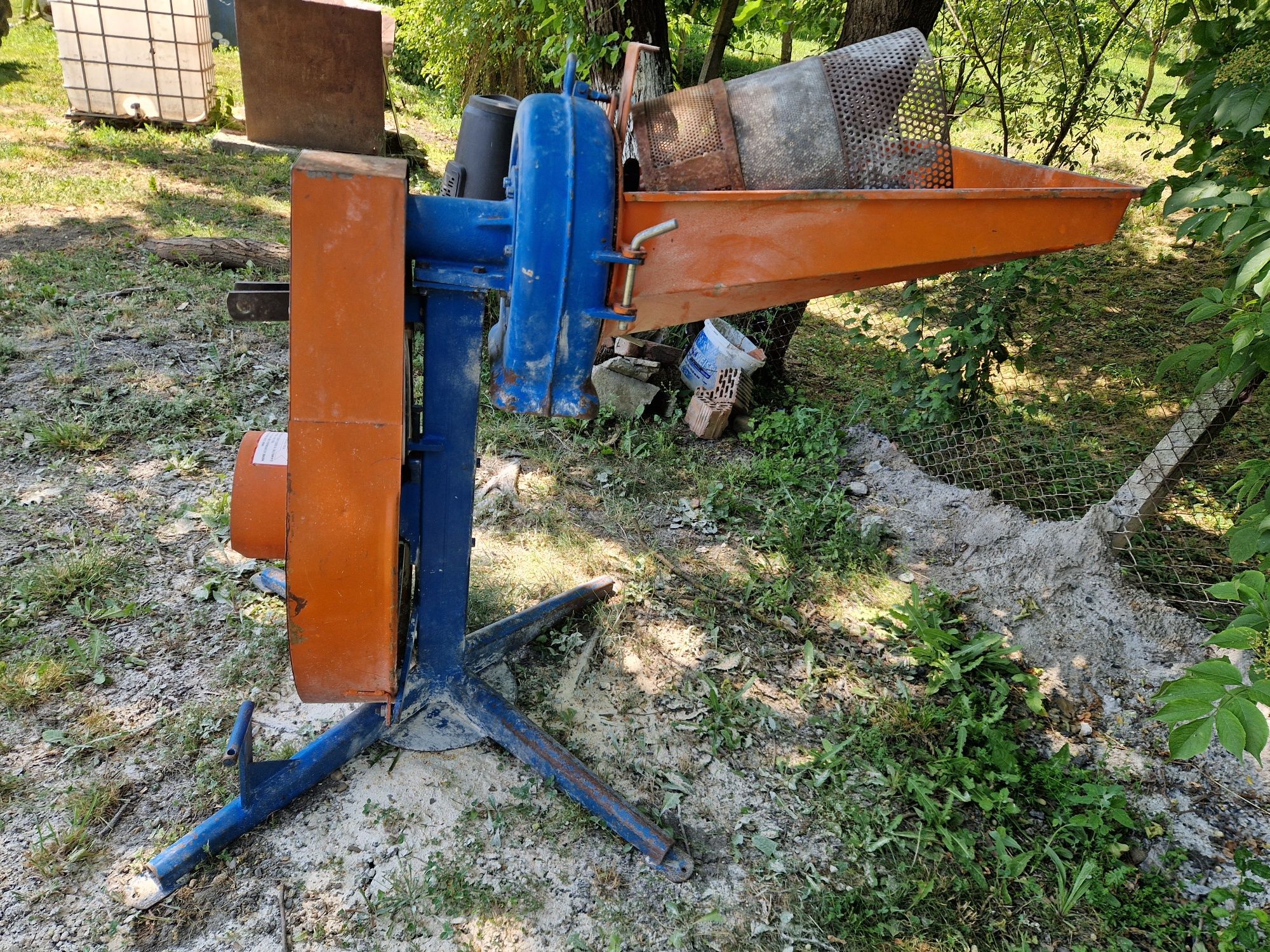 Moară cu ciocanele după Tractor