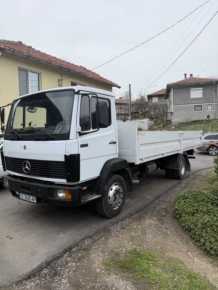 Продавам супер запазен камион Мерцедес 1120.