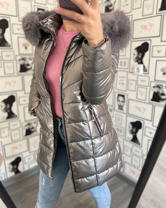 Топло дамско яке с голям пух на качулката