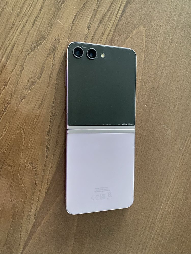 Samsung Z5 Flip.