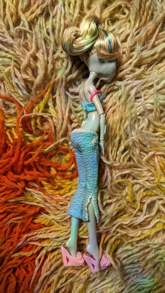 Monster high Fearidescent Draculaura и Dead Tired Lagoona