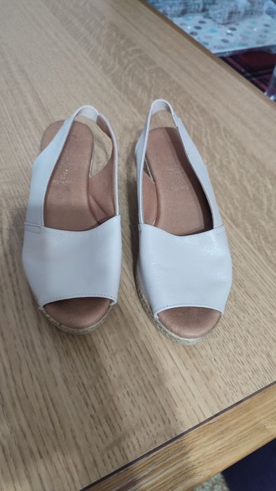 Vând sandale piele naturala