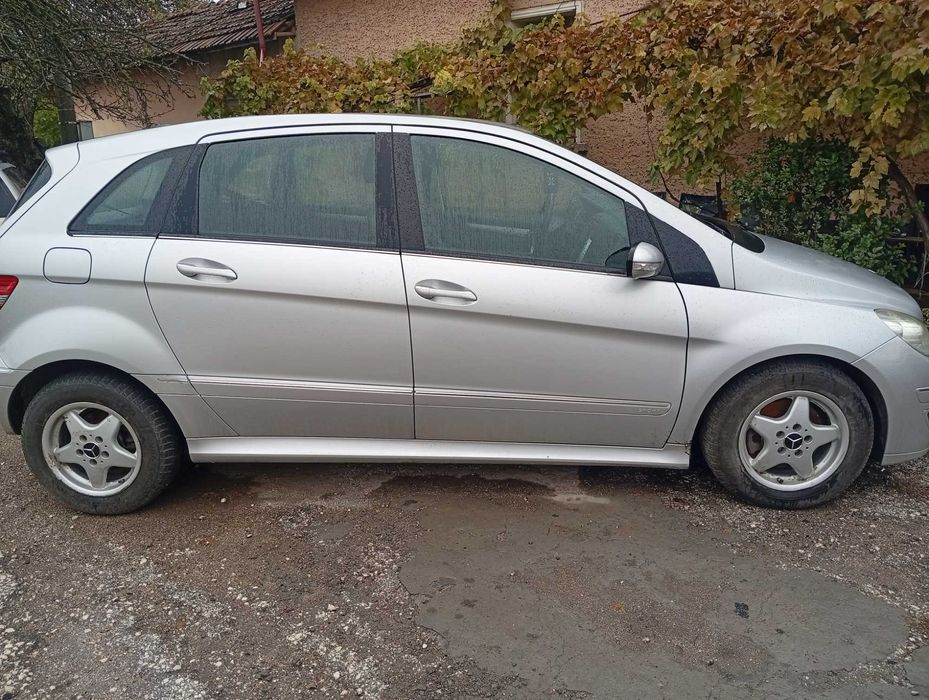 Продавам Мерцедес B200 CDI
