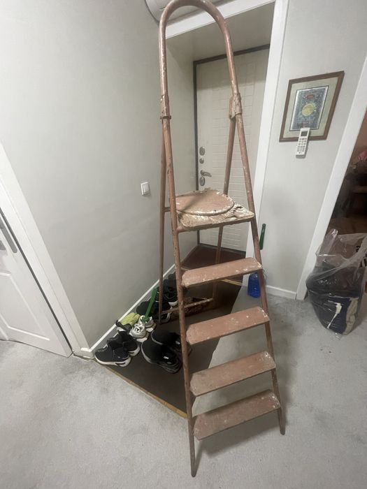 Продается 2 метровая стремянка лестница алюминиевая-отлично качестве