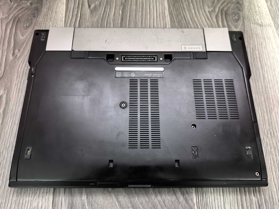 Laptop Dell,procesor i3,cu tastatura iluminata,DDR3,hard disk 500 gb