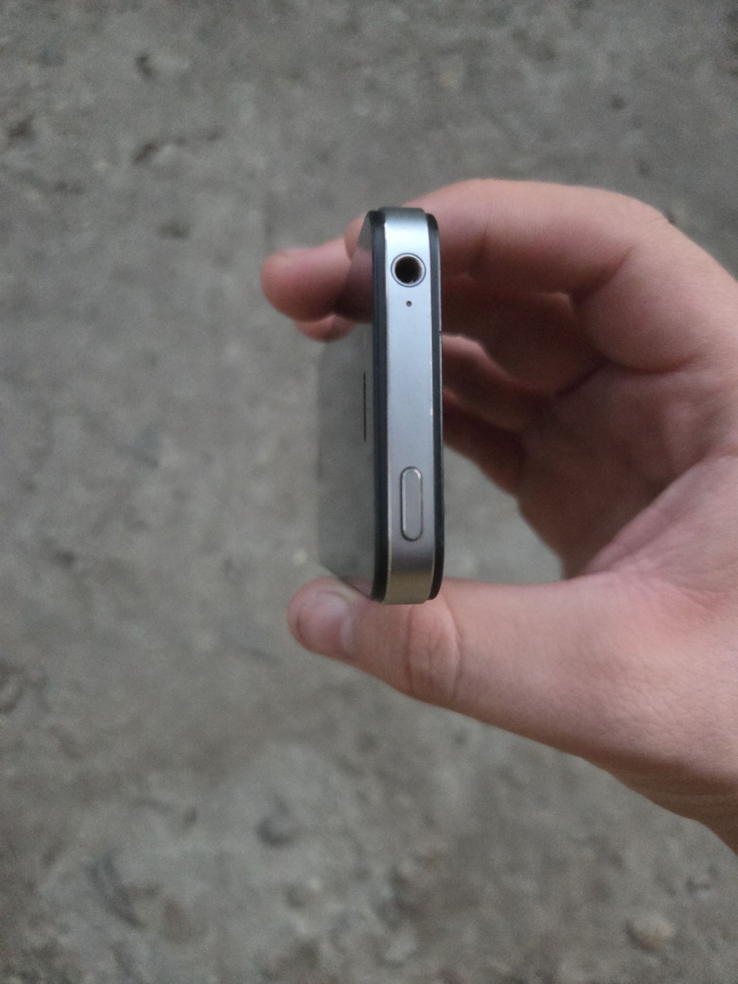 Продавам IPhone 4s - 16 GB , иконичен модел