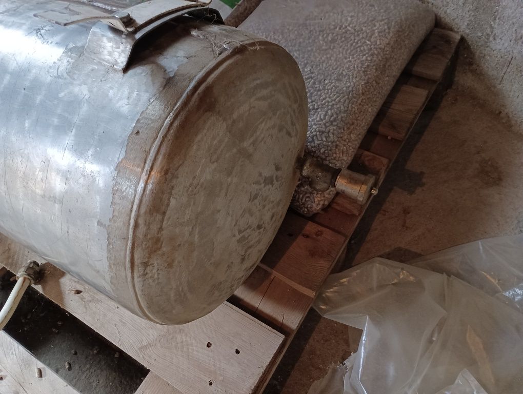 Продавам водосъдържател за бойлер от неръждавейка.