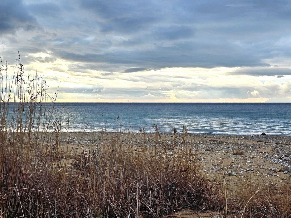 ЗА ПРОДАЖБА къща 45 кв.м. на плажа на ELAIOCHORIOU N. Перамос код 8129