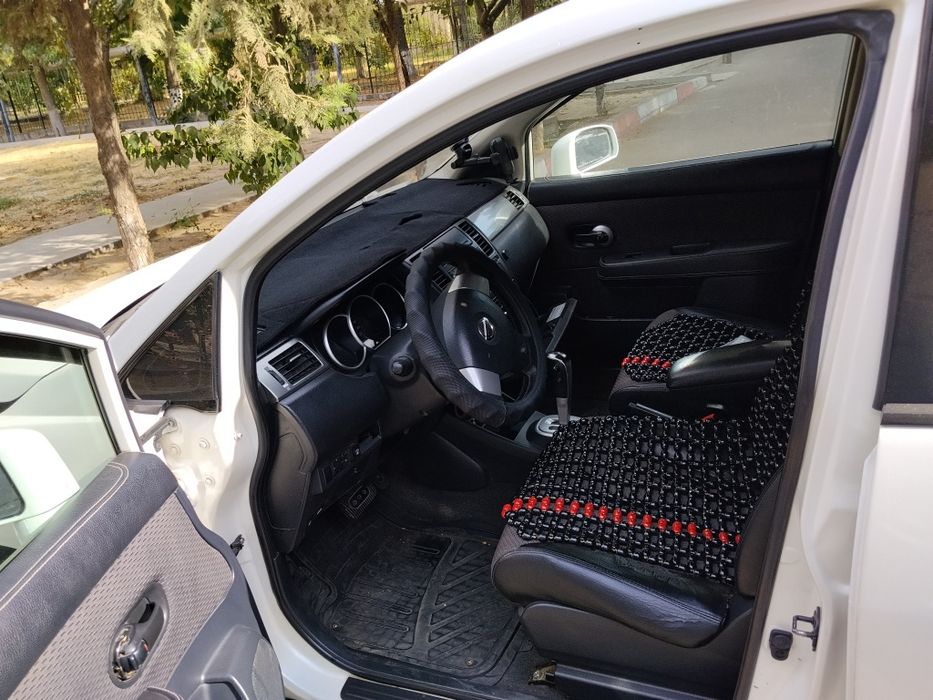 Nissan tiida sotiladi oldidan urilgan