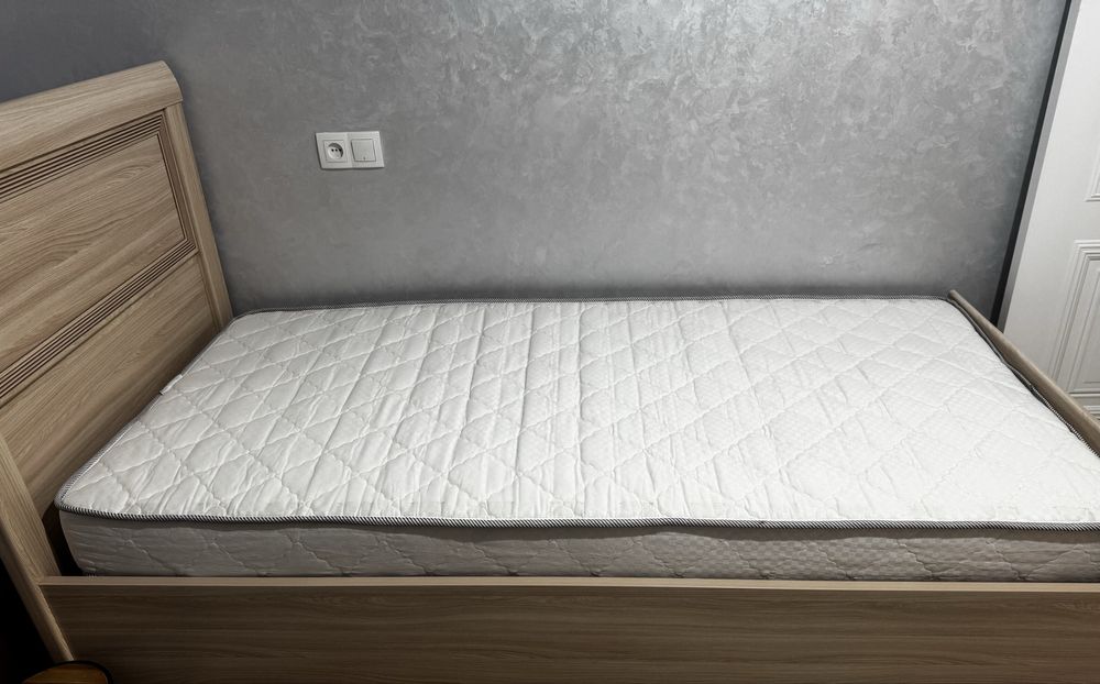 Продам кровать с матрасом