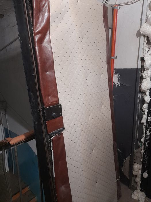 Продам дверь железную с замком и ключами!