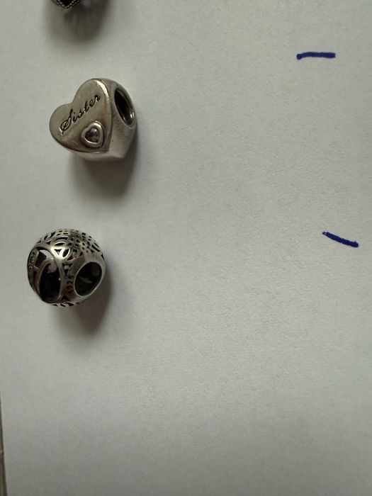 Pandora bratara, charmuri