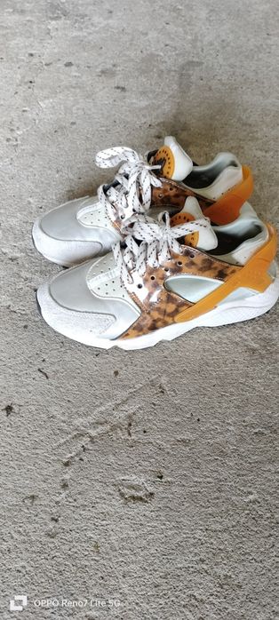 Vând adidași Nike huricane