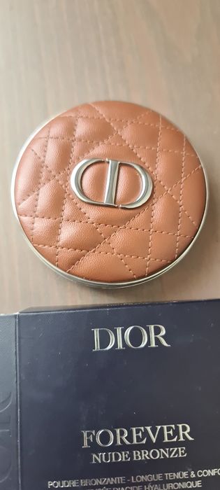 Продавам пудра на Dior- Forever Nude Bronze 02. Light Matte
