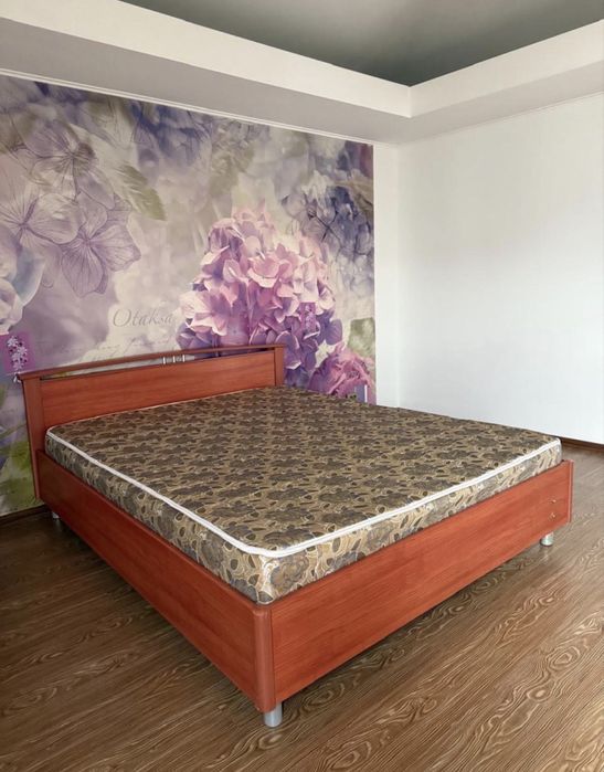 Кровать двухместная с матрасом в комплекте