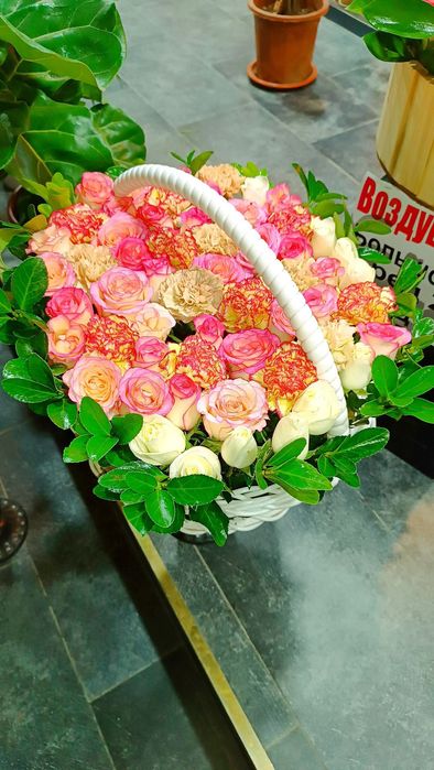 Buket yasab beramiz tayor buketlar bor dostavka qilib beramiz