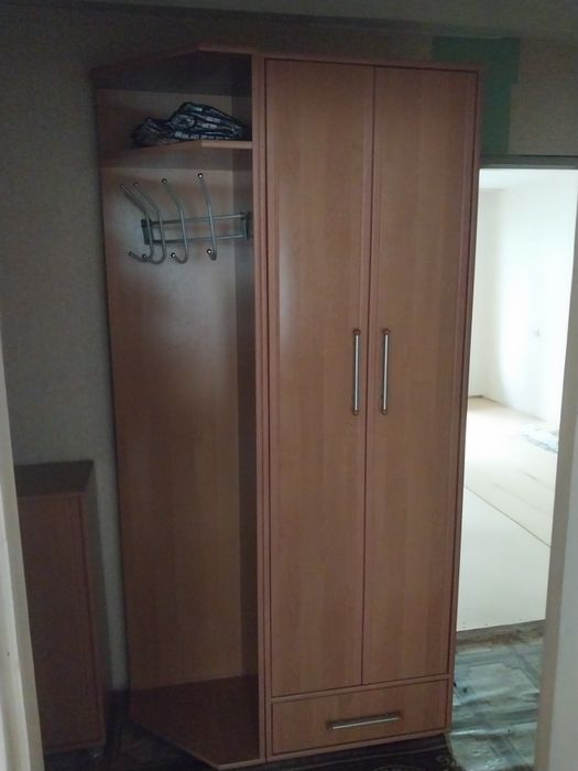 Шкаф и обувница.