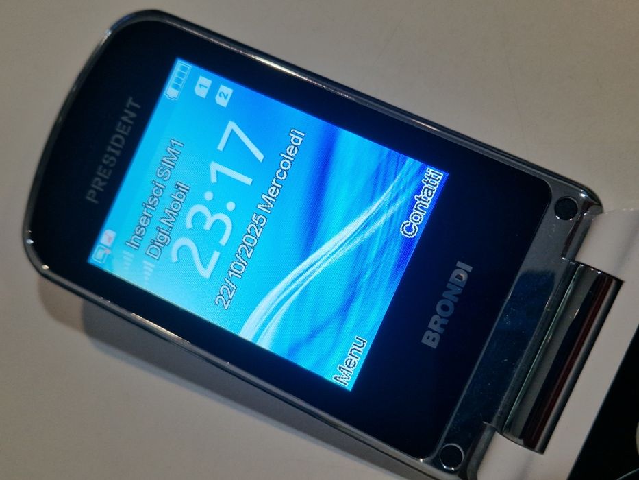 Telefon cu clapeta cu butoane mari și display destul de generos