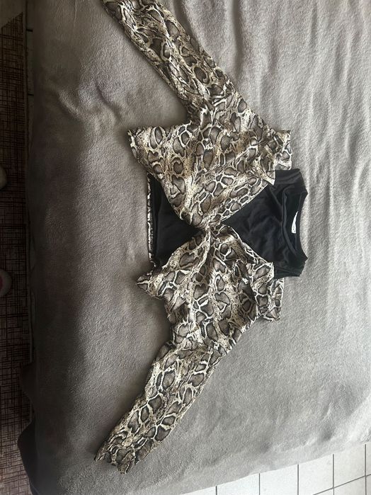 Стилна блуза с принт „змийска кожа“ – модерна и секси