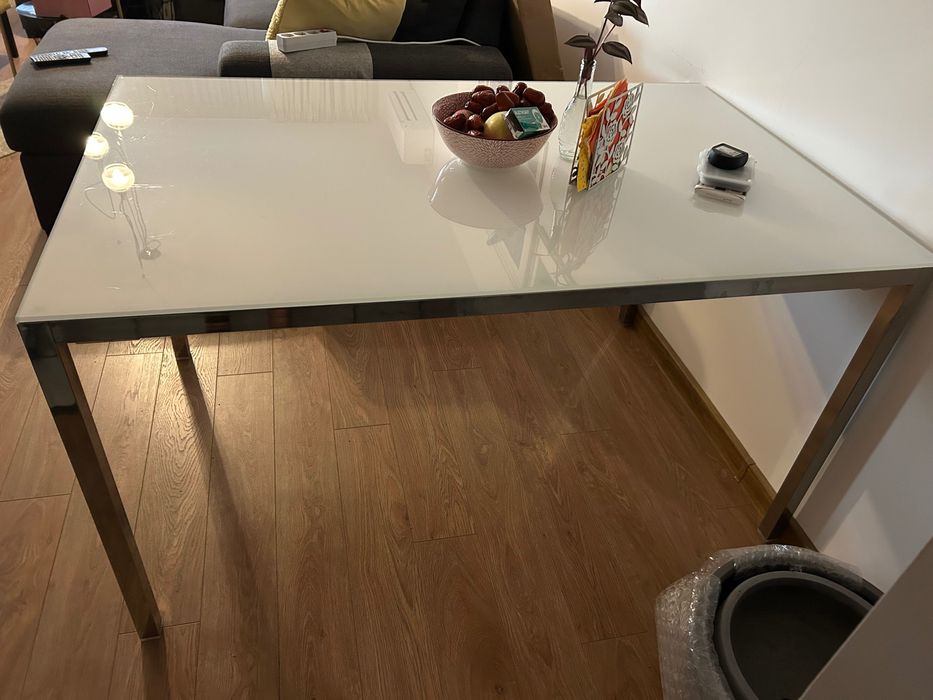 Трапезна маса за 4-6 човека. Закупена от IKEA.
