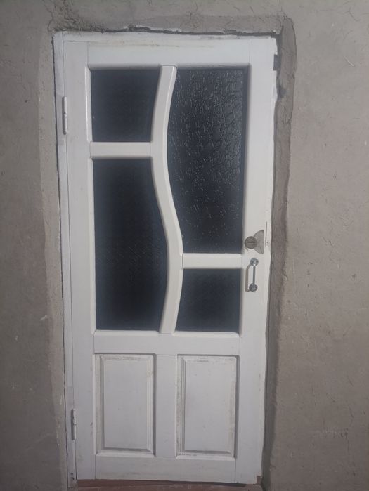 Taxta eshik sotiladi