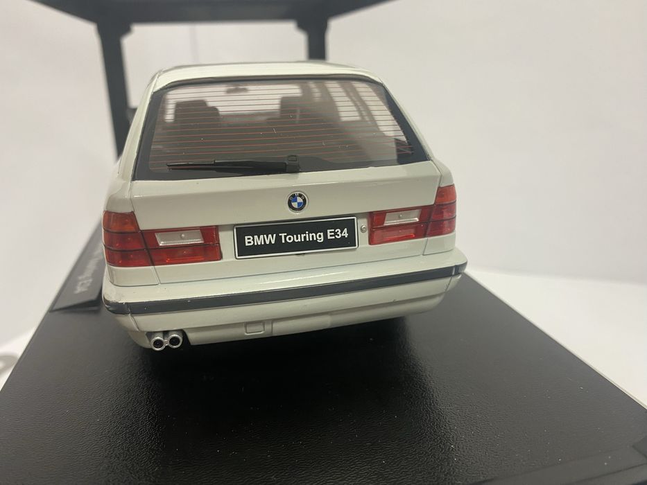 TRIPLE9 BMW 5-Series Touring E34 machetă auto scara 1:18 26 cm
