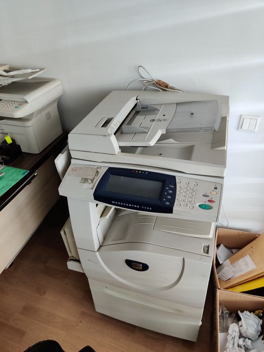 Vând două copiatoare, Xerox, Konica Minolta, un birou și un desk